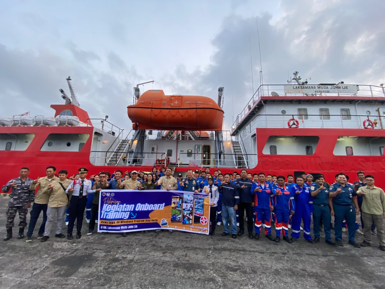 Pelepasan kegiatan Onboard Training Siswa SRMA 44 Minahasa bersama Poltekpel Sulut